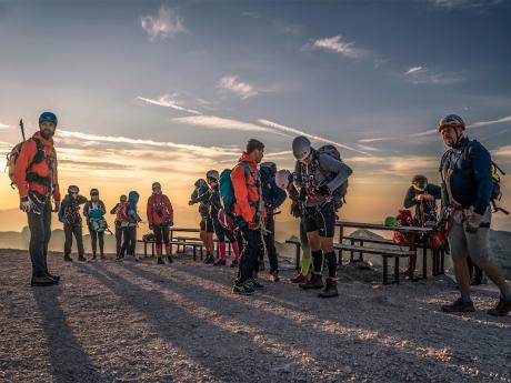 Ferratová skupina začíná túru na Triglav při východu slunce