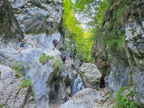 Ferratu Hvadnik v soutěsce uvítáte především během horkých dní