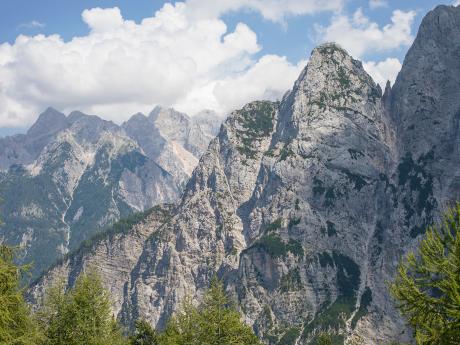 Vápencové vrcholy slovinských Julských Alp