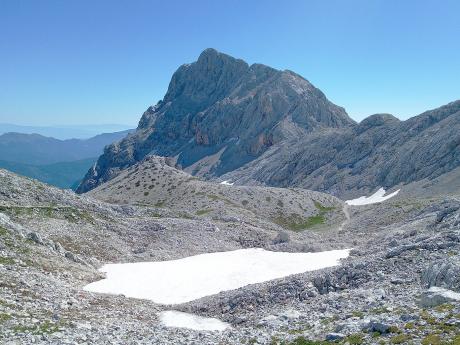 Impozantní vrchol Rjavina lze spatřit během sestupu z Triglavu
