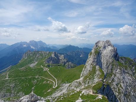 Mangart Road je vyhledávaným cílem motorkářů, cyklistů i turistů