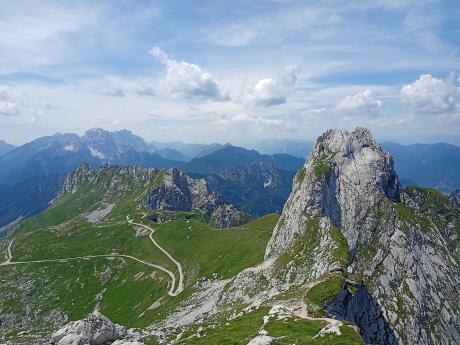 Mangart Road je vyhledávaným cílem motorkářů, cyklistů i turistů