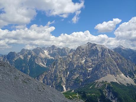 Pohled na vápencové vrcholky Julských Alp
