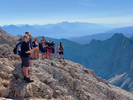 Turistická skupinka se kochá výhledy v okolí Triglavu