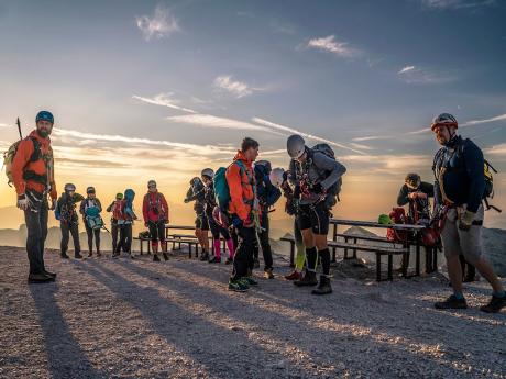 Ferratová skupina začíná túru na Triglav při východu slunce
