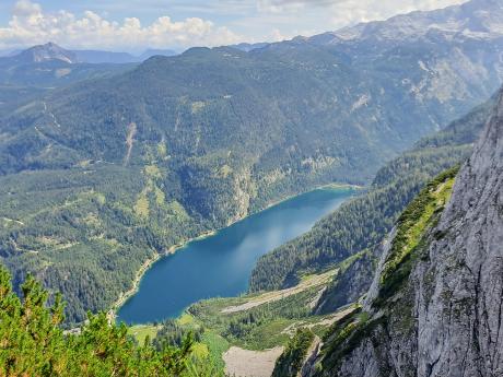 Výhled na ledovcové jezero Gosausee z ferraty Intersport