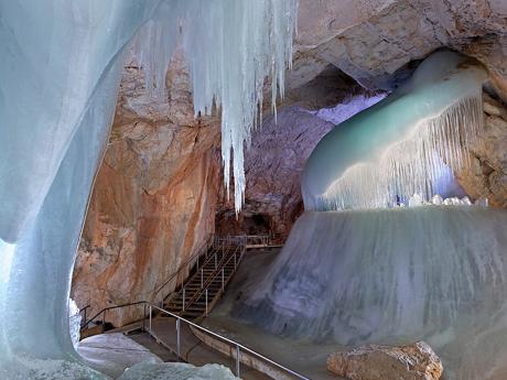 Obří ledová jeskyně na Dachsteinu