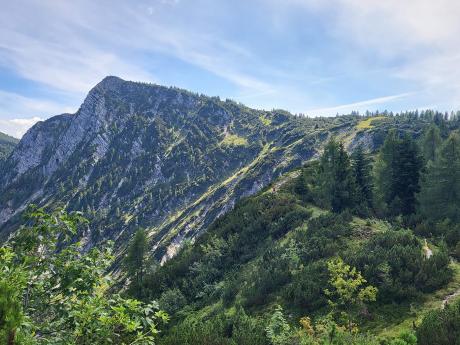 Skalnatý vyhlídkový vrchol Hoher Kalmberg (1 833 m)