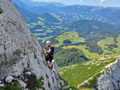 Ferratista postupuje po ferratě Intersport