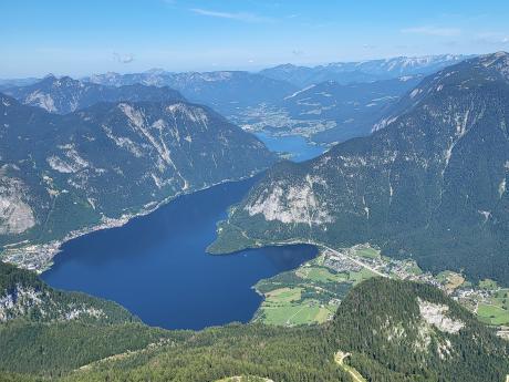 Pohled na Halštatské jezero z lanovky vedoucí na Krippenstein