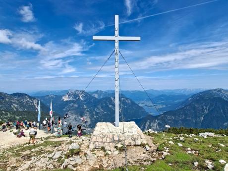 Na vrcholu Krippenstein (2 108 m) stojí velký ocelový kříž
