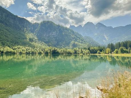 Malé jezero Stausee leží v oblasti ferrat Schmiedsteig a Espresso