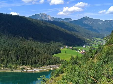 Výhled na jezero Gosau a okolní vrcholky z ferraty Schmiedsteig