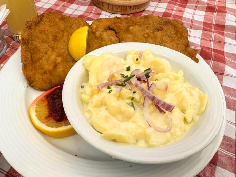 Pravý Wiener Schnitzel můžete ochutnat v Solné komoře na několika místech