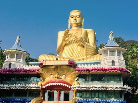 Obrovský zlatý Buddha je dominantou muzea v Dambulle