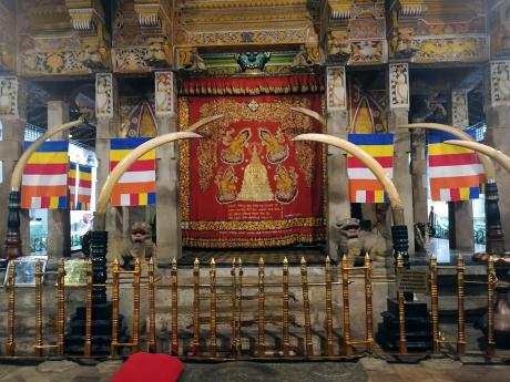 Interiér Chrámu Buddhova zubu v Kandy, kde se nachází vzácná relikvie