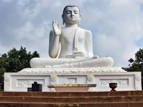 Socha sedícího Buddhy na poutním místě v Mihintale
