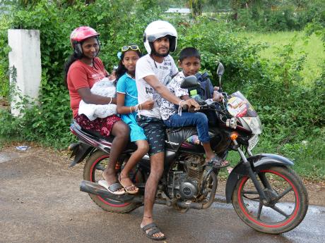 Kolik místních se vejde na jednu srílanskou motorku... ?