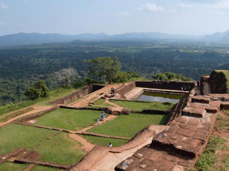 Starobylá vodní nádrž na vrcholu hory Sigiriya