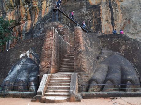 Schodiště vedoucí na skálu Sigiriya střeží "lví tlapy"