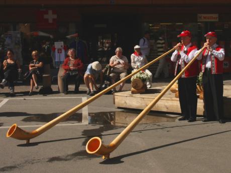 Hra na tradiční švýcarský alpský roh