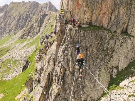 Eggishorn Klettersteig (B/C) zpestřuje několik pasáží s visutými mostky