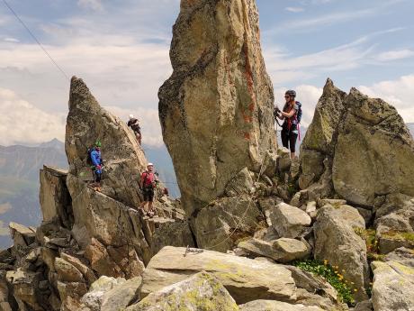 Vrcholová pasáž ferraty Eggishorn vede přes ostré skalní výběžky