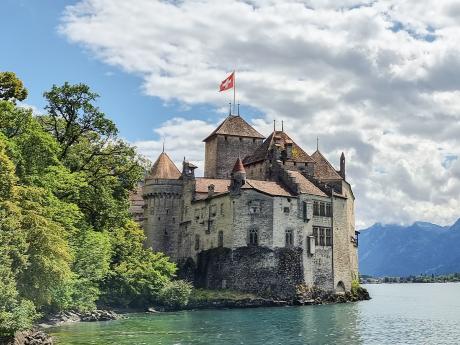 Ženevské jezero a Château de Chillon, pevnost proslavená lordem Byronem