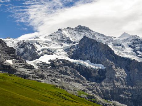 Čtyřtisícovka Jungfrau je nejvyšším vrcholem stejnojmenného masivu