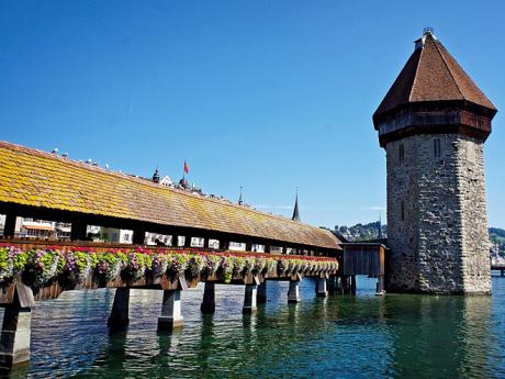 Vodárenská věž dřevěného krytého mostu v Lucernu sloužila i jako maják