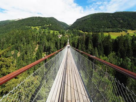 Visutý lanový most Goms je 280 metrů dlouhý