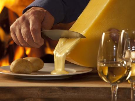Sýr raclette se správně servíruje seškrabáváním horní roztavené vrstvy