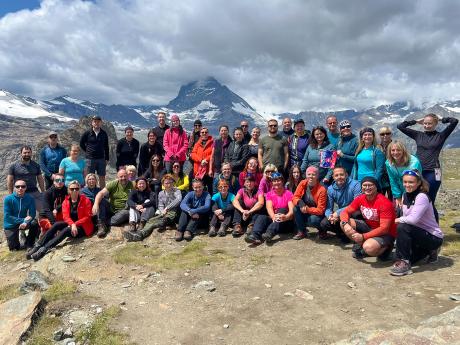 Skupinová fotka před&nbsp;ikonickou horou Matterhorn nesmí chybět
