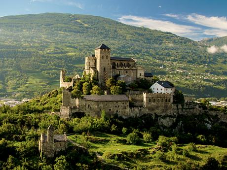 Biskupský hrad Valére s románskou bazilikou na kopci nad městem Sion