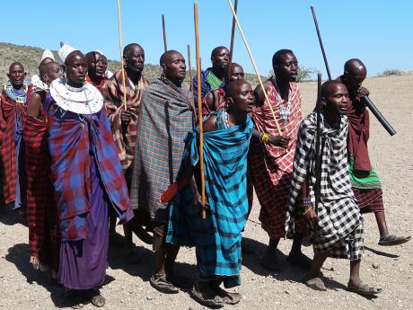 Masajové nosí kolem ramen bavlněné kusy látky, nejčastěji kostkované