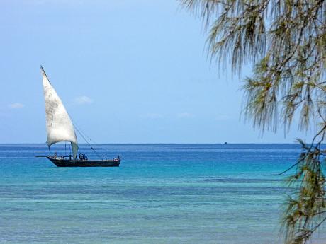 Ve vodách Zanzibaru často uvidíte plout tradiční arabské lodě dhau