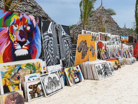 Stánek s obrazy místního malíře přímo na pláži v Nungwi