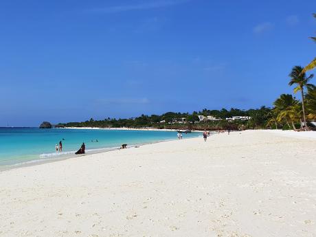 Písečná pláž a blankytné moře Zanzibaru