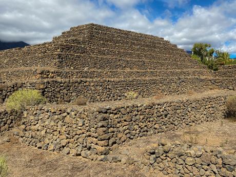 Stupňovité pyramidy z lávového kamene v Güímaru