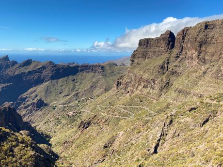 Pohořím Macizo de Teno na západním pobřeží Tenerife se klikatí jediná silnice