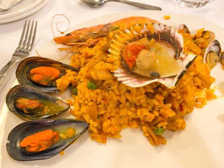 Paella je typickým španělským jídlem dostupným i na Tenerife