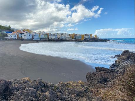 Playa Jardín s černým sopečným pískem v Puerto de la Cruz