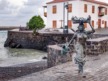 Socha obchodnice s rybami u pláže del Muelle v Puerto de la Cruz