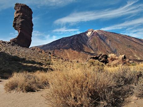 30 m vysoký kamenný strom v Roques de García a vrchol Teide v pozadí