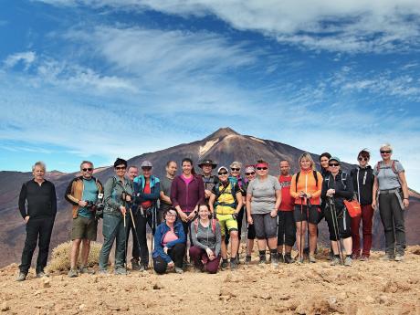 Skupinové foto na vrcholu Guajara s Pico del Teide v zádech