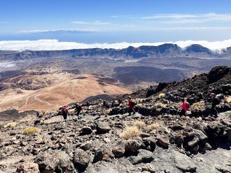 Sestup sopečným terénem z Pico del Teide