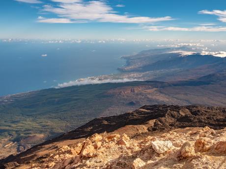 Pohled na pobřeží Tenerife z vrcholu Pico del Teide