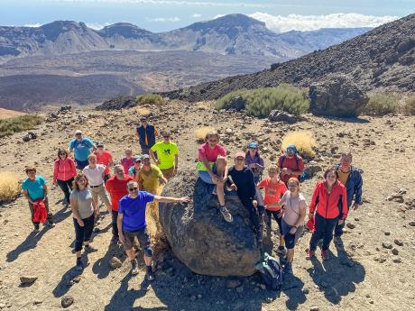 Skupinové foto u obřích lánových koulí zvaných Huevos del Teide