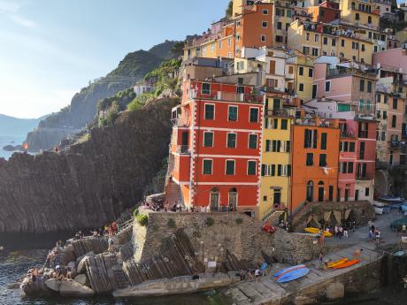 Barevné domky ve vesnici La Spezia v oblasti Cinque Terre