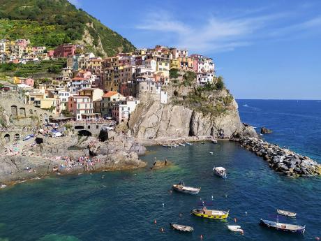 Vesničku Manarola v Cinque Terre tvoří domky v pastelových barvách